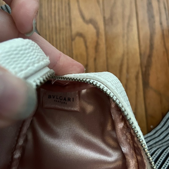 BVLGARI Perfumes Make-Up Toiletries Pouch. Large BVLGARI zipper pull. - Picture 9 of 10